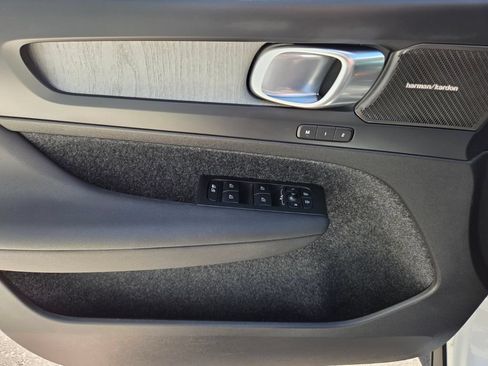 Certified 2025 Volvo XC40 B5 Ultra w/ Climate Package AWD/4WD image 24