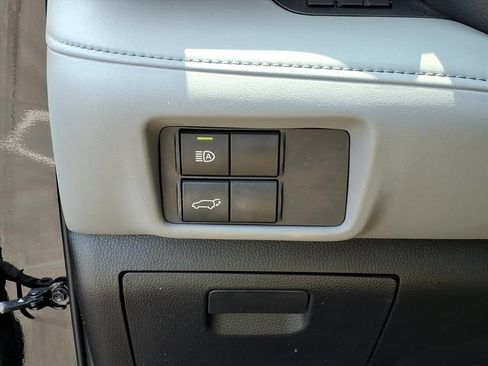 Used 2020 Toyota Highlander XLE AWD/4WD image 22