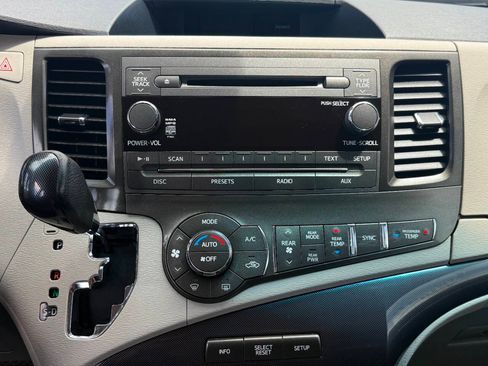 Used 2012 Toyota Sienna SE FWD image 9