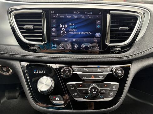 Used 2019 Chrysler Pacifica Limited w/ Advanced Safetytec Group FWD image 21