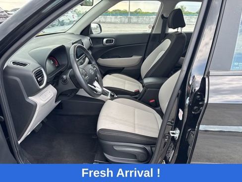 Used 2025 Hyundai Venue SEL FWD image 2