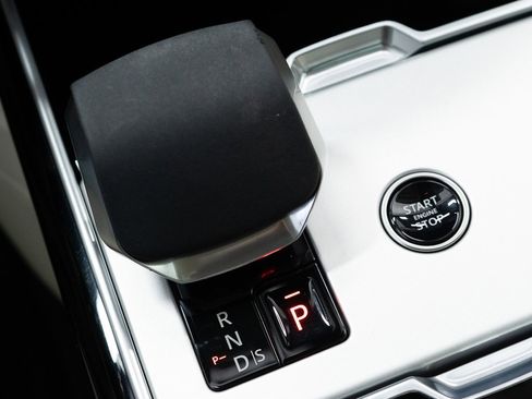 Used 2025 Land Rover Range Rover SE image 36