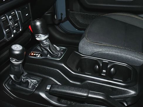 Used 2024 Jeep Wrangler Unlimited Sahara AWD/4WD image 33