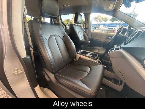 Used 2024 Chrysler Pacifica Touring-L image 27