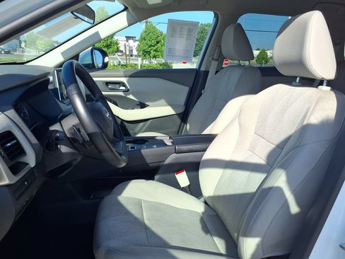 Used 2025 Nissan Rogue SV FWD image 16