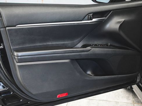 Used 2020 Toyota Camry LE FWD image 8