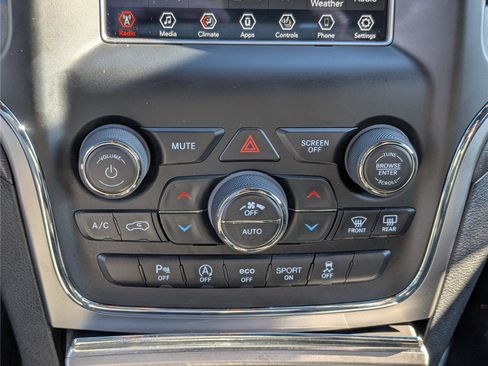 Used 2018 Jeep Grand Cherokee Laredo image 26