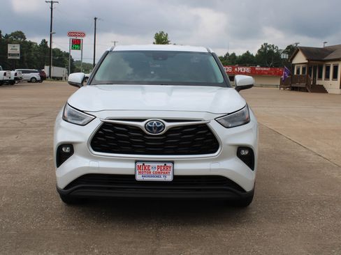 Used 2023 Toyota Highlander LE image 3