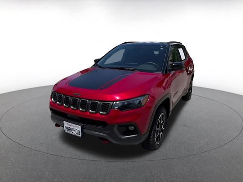 Used 2025 Jeep Compass Trailhawk AWD/4WD image 4