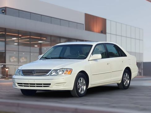 Used 2000 Toyota Avalon XLS image 2