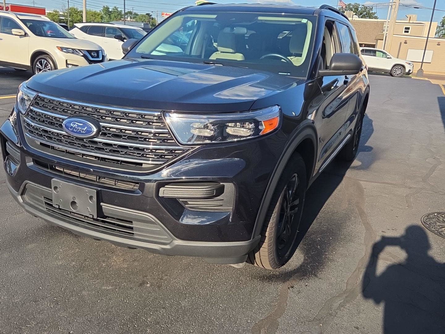 Used 2023 Ford Explorer XLT AWD/4WD image 3