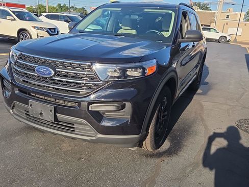 Used 2023 Ford Explorer XLT AWD/4WD image 3