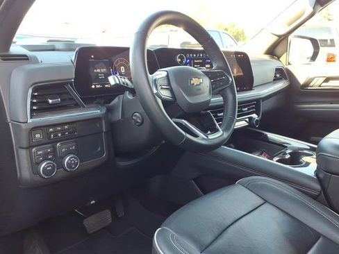 Used 2025 Chevrolet Suburban Premier AWD/4WD image 9