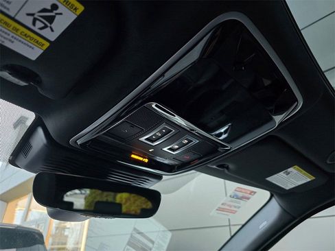 New 2025 Land Rover Range Rover Velar Dynamic SE image 17