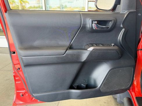 Used 2018 Toyota Tacoma TRD Sport AWD/4WD image 18