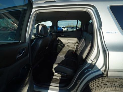 Used 2023 GMC Acadia SLT image 16