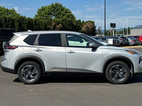 Used 2025 Nissan Rogue SV FWD image 3