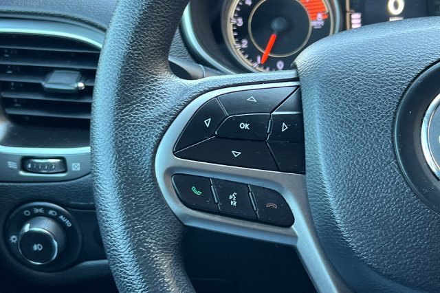 Used 2019 Jeep Cherokee Latitude w/ Popular Appearance Group AWD/4WD image 26