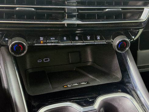Used 2025 Chevrolet Traverse LT FWD image 23