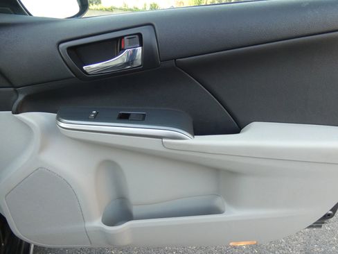 Used 2013 Toyota Camry LE image 32