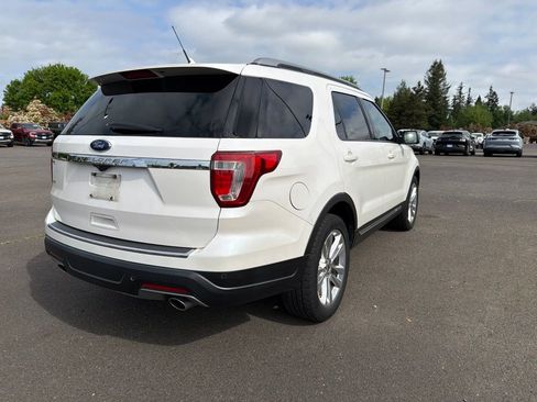 Used 2018 Ford Explorer XLT w/ Equipment Group 202A FWD image 5