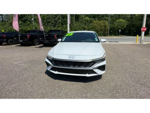 Used 2025 Hyundai Elantra SE FWD image 7