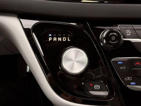 Used 2023 Chrysler Pacifica Touring-L FWD image 45