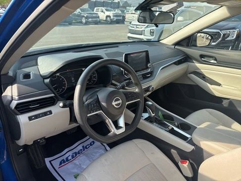 Used 2025 Nissan Altima 2.5 SV FWD image 11