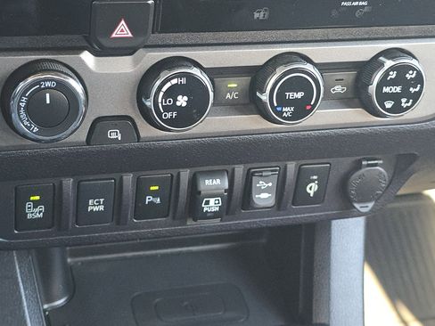 Used 2018 Toyota Tacoma TRD Off-Road w/ Technology Package image 21