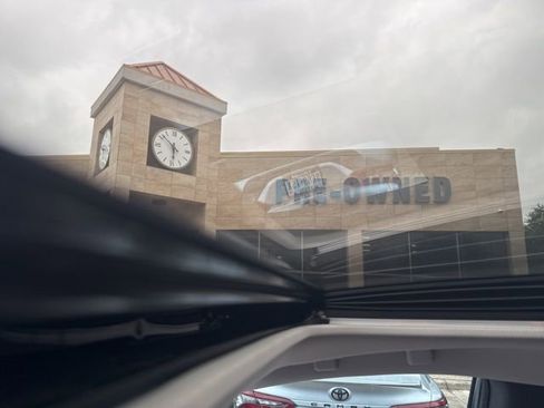 Used 2025 Toyota Sienna XLE w/ XLE Plus Package image 6