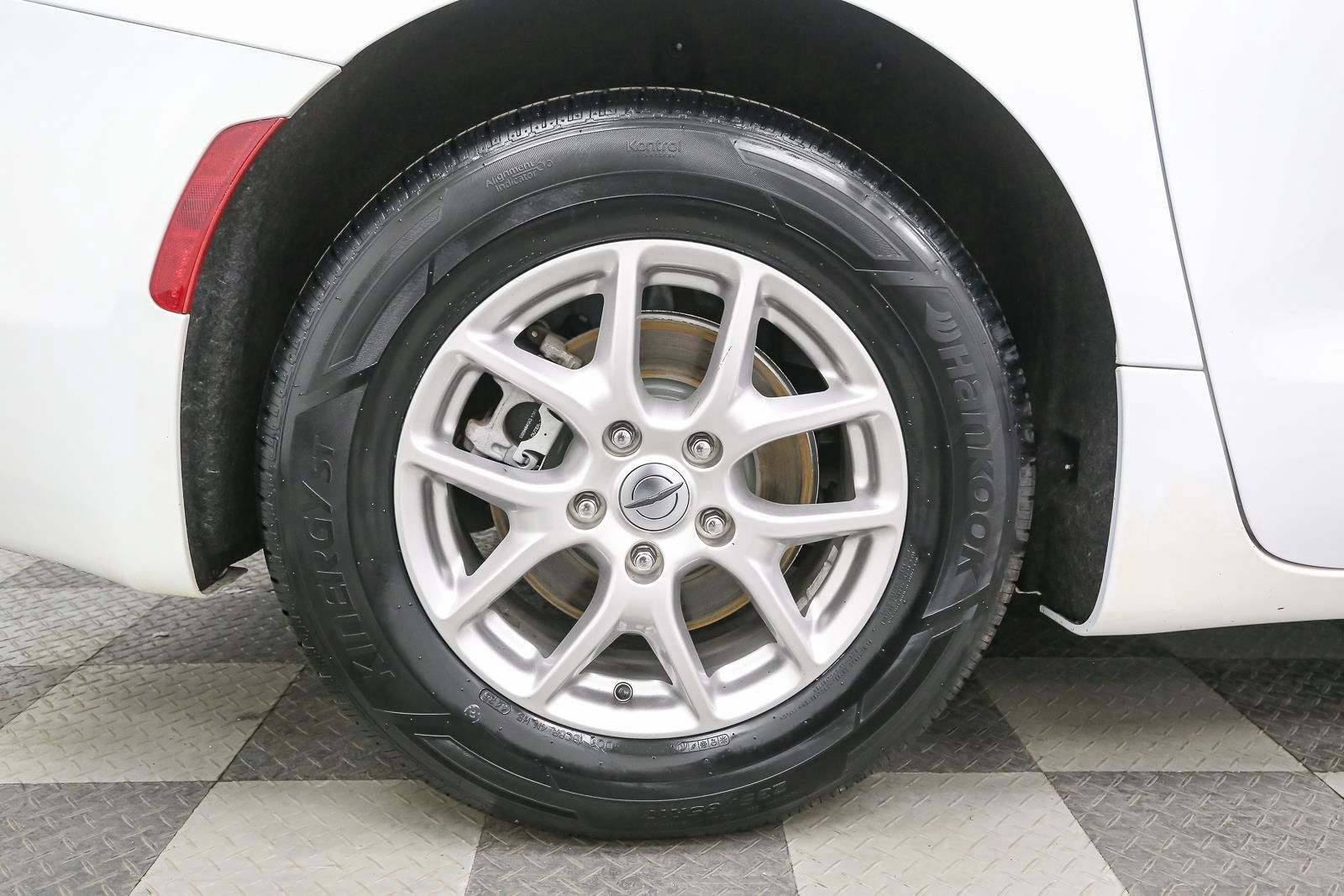 Used 2024 Chrysler Voyager LX FWD image 18