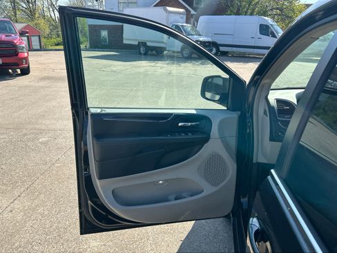 Used 2015 Chrysler Town & Country Touring FWD image 20