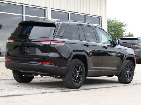 Used 2025 Jeep Grand Cherokee Altitude AWD/4WD image 3