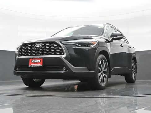 Used 2022 Toyota Corolla Cross XLE w/ Convenience Package image 29