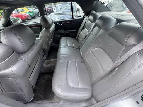 Used 2002 Cadillac De Ville DTS w/ Premium Equipment Pkg image 19