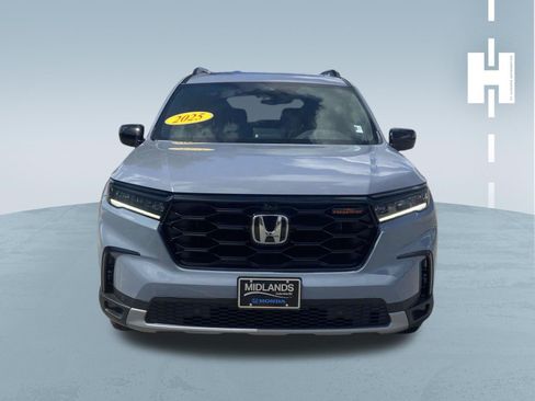 Used 2025 Honda Pilot TrailSport image 2