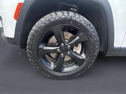 Used 2023 Jeep Grand Cherokee L Laredo AWD/4WD image 9