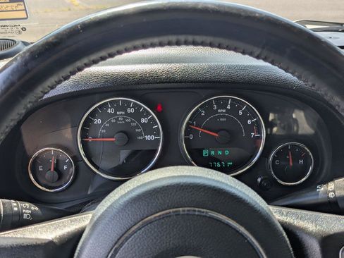 Used 2018 Jeep Wrangler Unlimited Sahara w/ Connectivity Group AWD/4WD image 14
