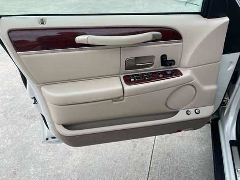 Used 2003 Lincoln Town Car Executive RWD image 26