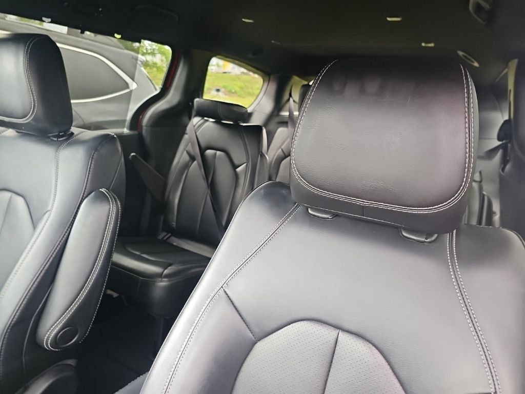 Used 2025 Chrysler Pacifica Select FWD image 9
