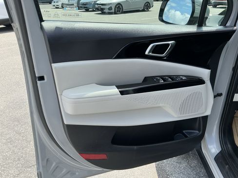 Used 2024 Kia Carnival EX FWD image 17