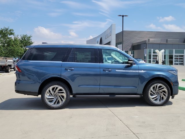 New 2027 Lincoln Navigator Premiere AWD/4WD image 2