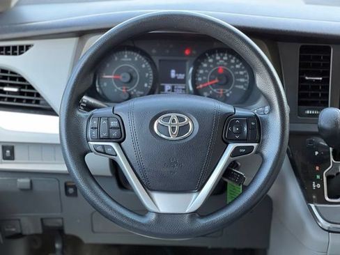 Used 2016 Toyota Sienna LE w/ Outdoor Package FWD image 27