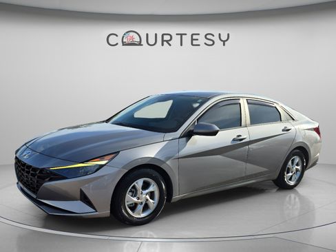 Used 2022 Hyundai Elantra SE FWD image 1
