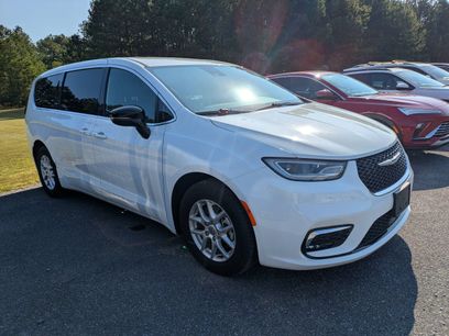 Used 2025 Chrysler Pacifica Select