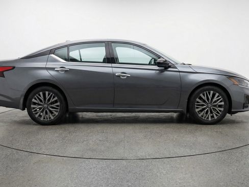 Used 2025 Nissan Altima 2.5 SV FWD image 11