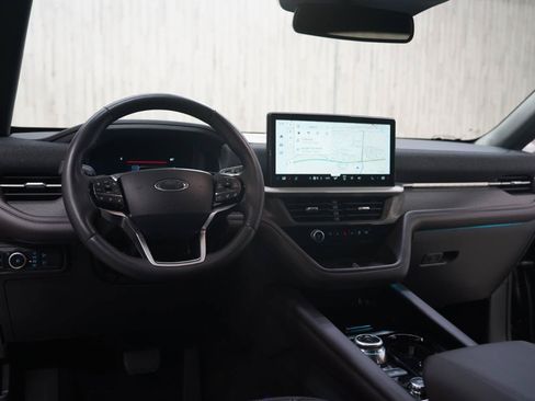 Used 2025 Ford Explorer Platinum RWD image 11