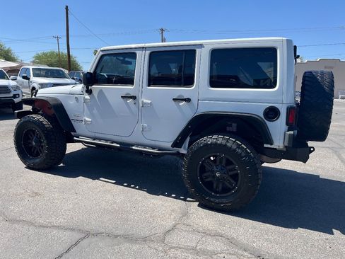 Used 2012 Jeep Wrangler Unlimited Sahara w/ Connectivity Group AWD/4WD image 8
