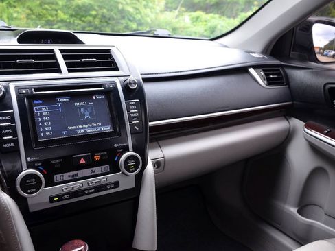 Used 2014 Toyota Camry XLE w/ Leather Package FWD image 16