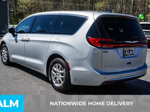 Used 2024 Chrysler Pacifica Touring-L FWD image 4